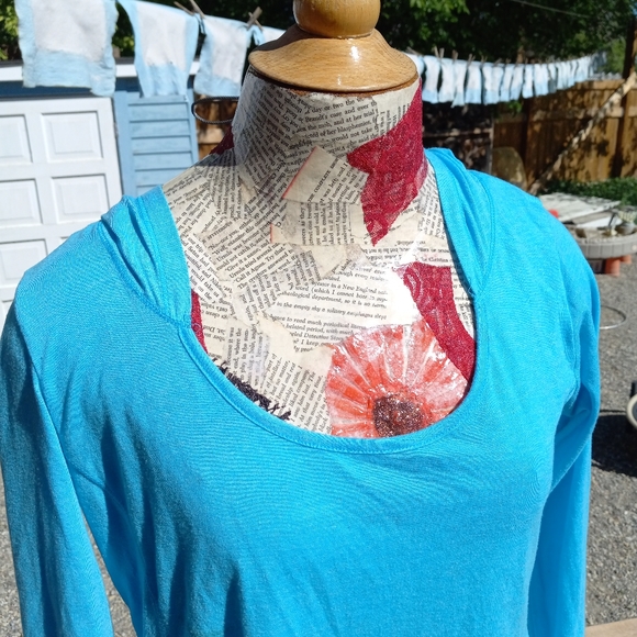 Hooded Activewear top - Picture 5 of 6